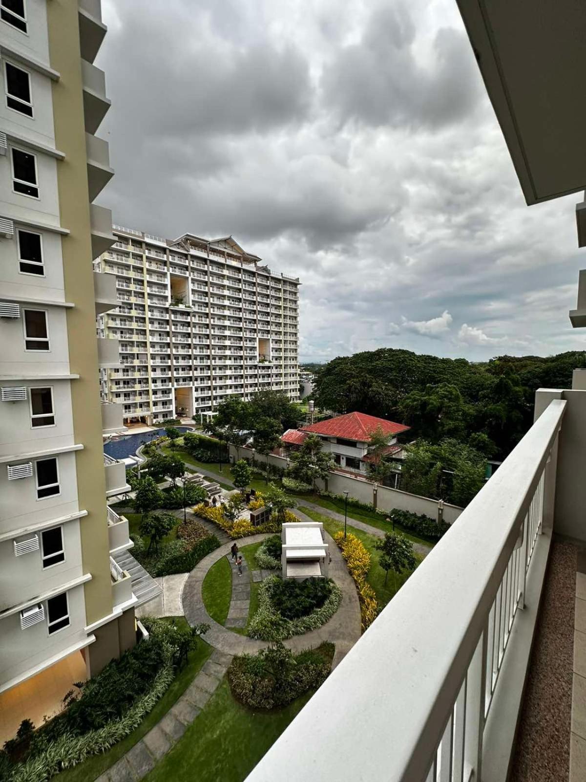 2 Bedroom Condo Unit Near Sm Bf & Naia At The Atherton By Dmci With 2 Balcony Paranaque City Exterior foto