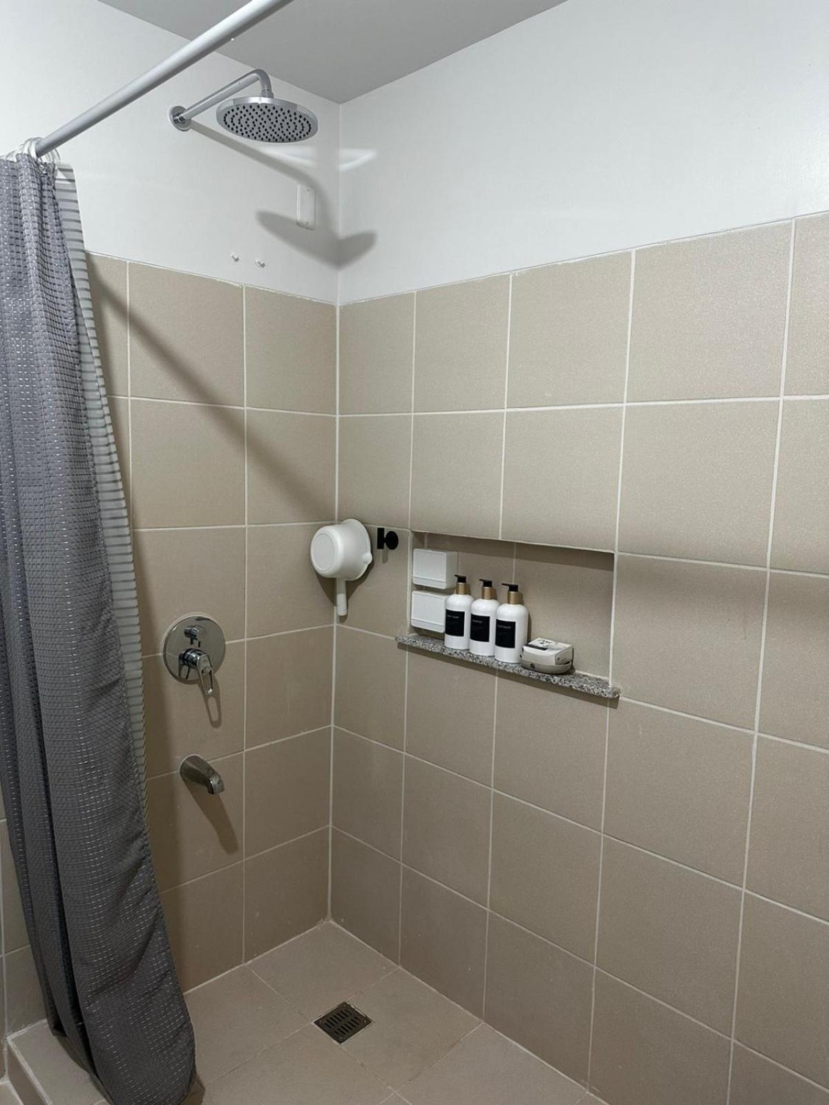 2 Bedroom Condo Unit Near Sm Bf & Naia At The Atherton By Dmci With 2 Balcony Paranaque City Exterior foto